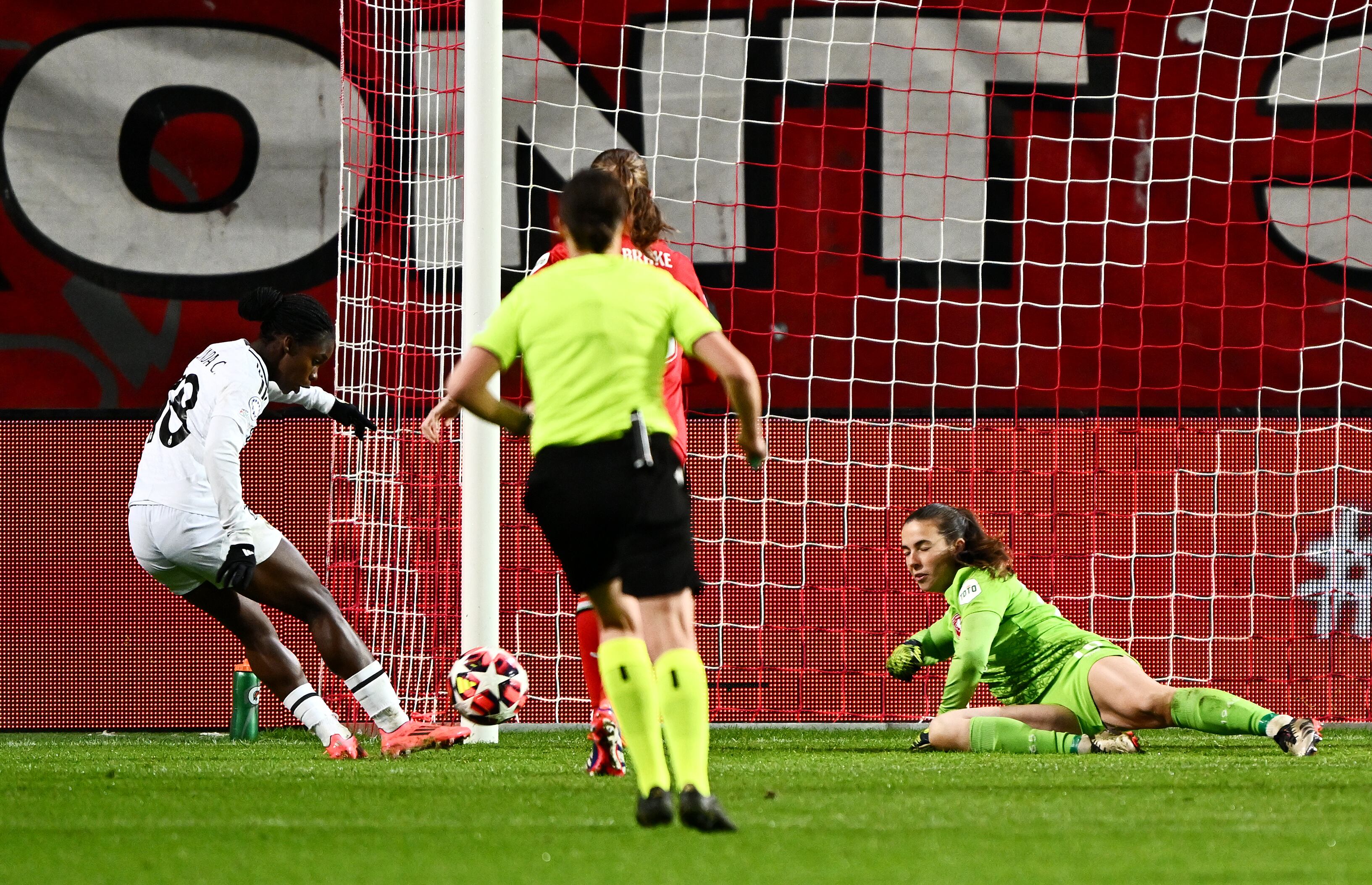 Linda Caicedo del Real Madrid marca el primer gol de su equipo ante Olivia Clark del FC Twente durante el partido de la Liga de Campeones Femenina de la UEFA entre el FC Twente y el Real Madrid CF en el estadio del FC Twente el 20 de noviembre de 2024 en Enschede, Países Bajos.