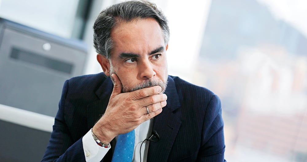 Armando Benedetti: “Se advirtió de lo grave que sería la catástrofe de la pandemia en Bogotá. Todo quedó en decretar cuarentenas desde Costa Rica, UCI llenas y el aprendiz de alcalde tomando semi-decisiones”.