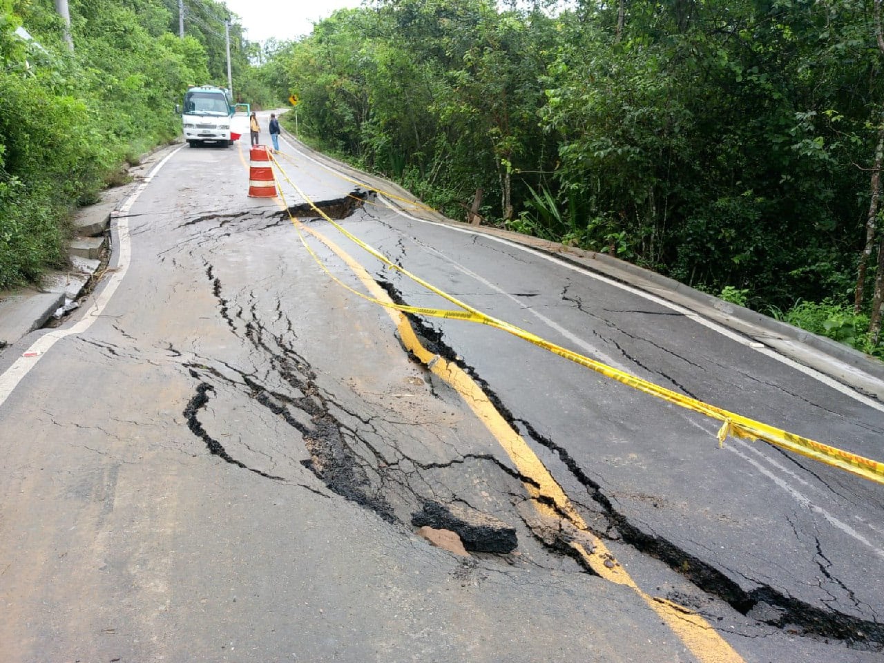 El terreno comprometido representa un riesgo significativo para la seguridad vial.
