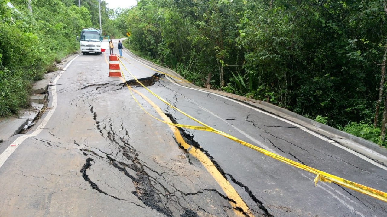 El terreno comprometido representa un riesgo significativo para la seguridad vial.