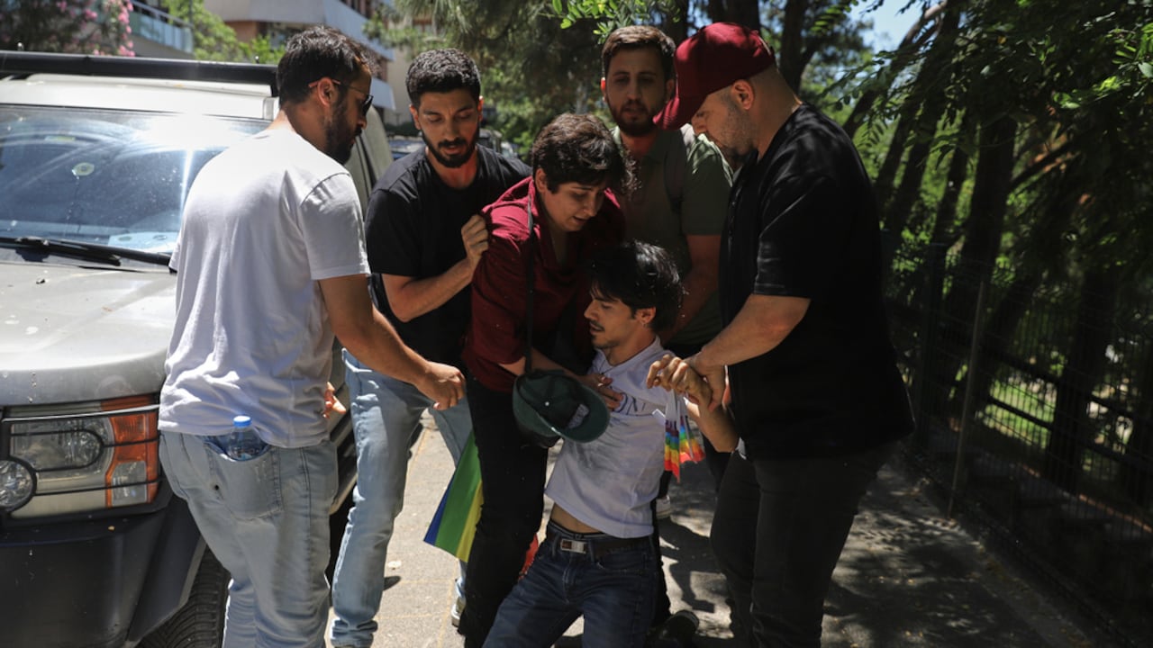 Una persona es detenida por la policía mientras intentaba asistir a la Marcha del Orgullo en Estambul, Turquía, el 28 de junio de 2026. (AP Photo/Dilara Acikgoz).