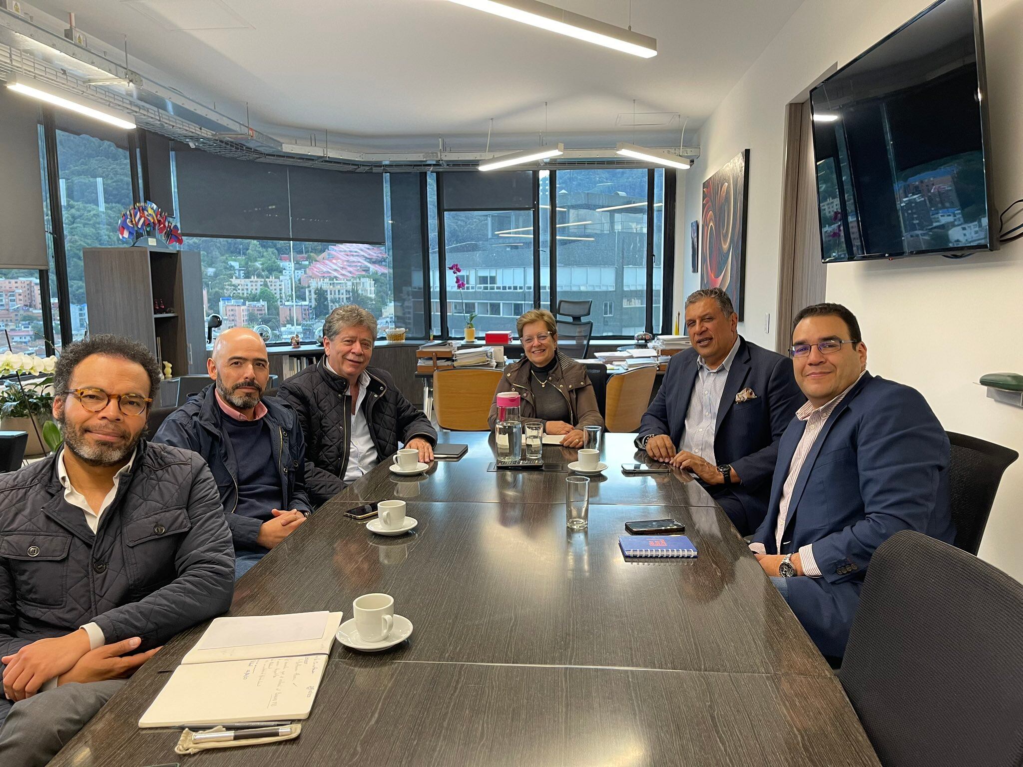 Empresarios se reunieron con Mintrabajo para definir aumento del salario mínimo.