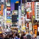 El sector de Shinjuku, Tokio, Japón.