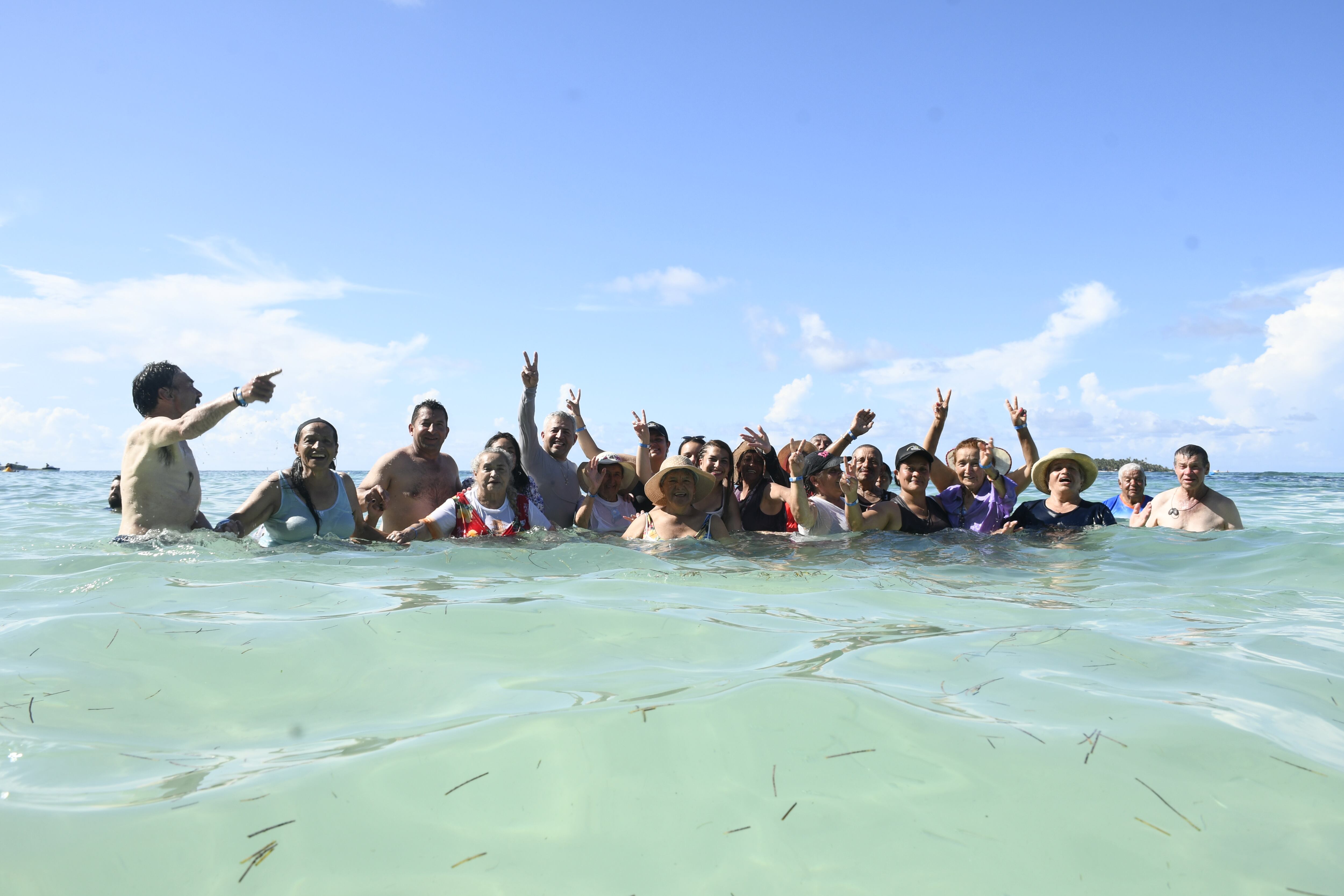 Adultos mayores conocen el mar en San Andrés