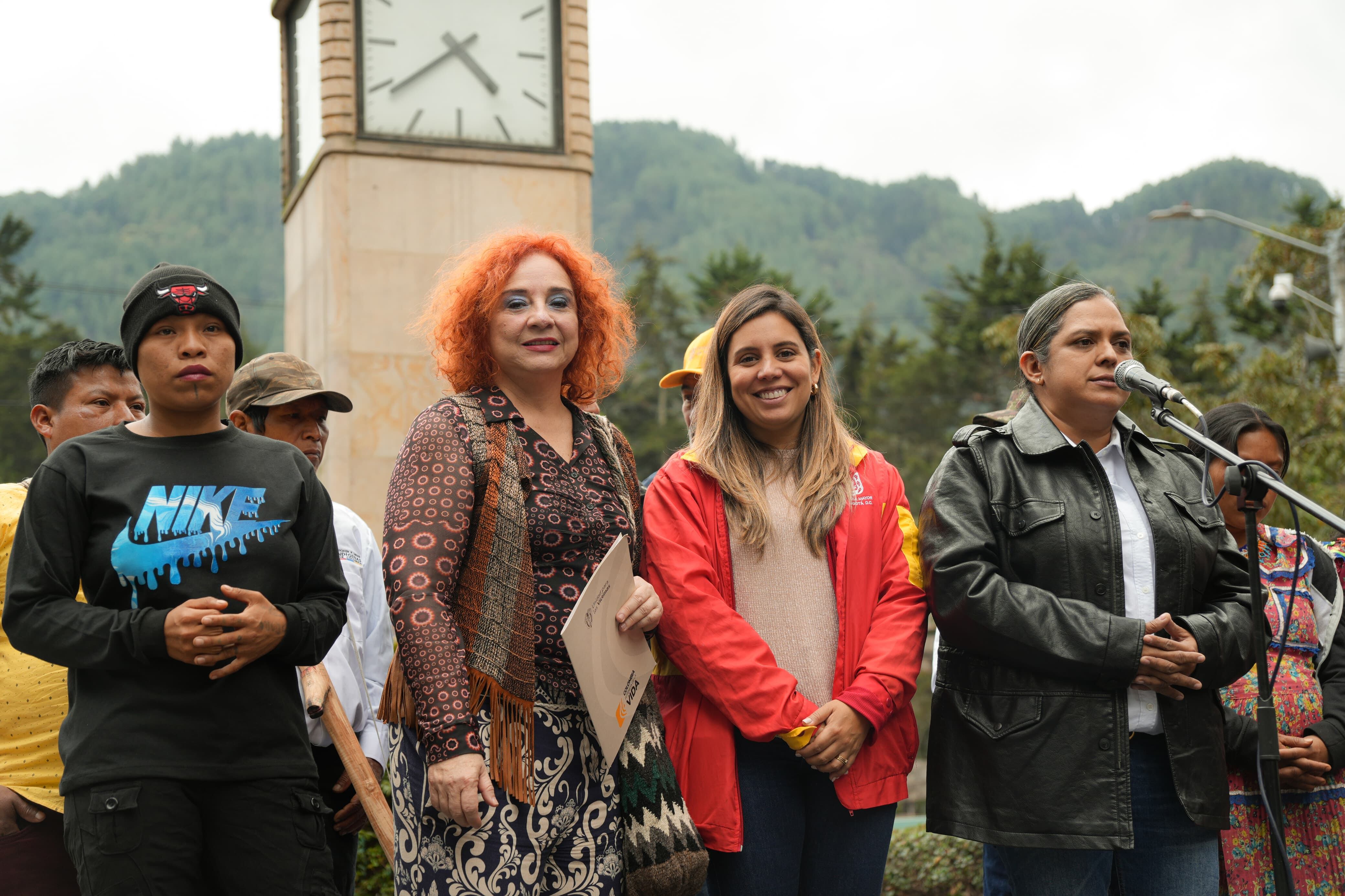 Lilia Solano, directora de la Unidad para las Víctimas, e Isabelita Mercado, consejera para las Víctimas, Paz y Reconciliación de Bogotá.