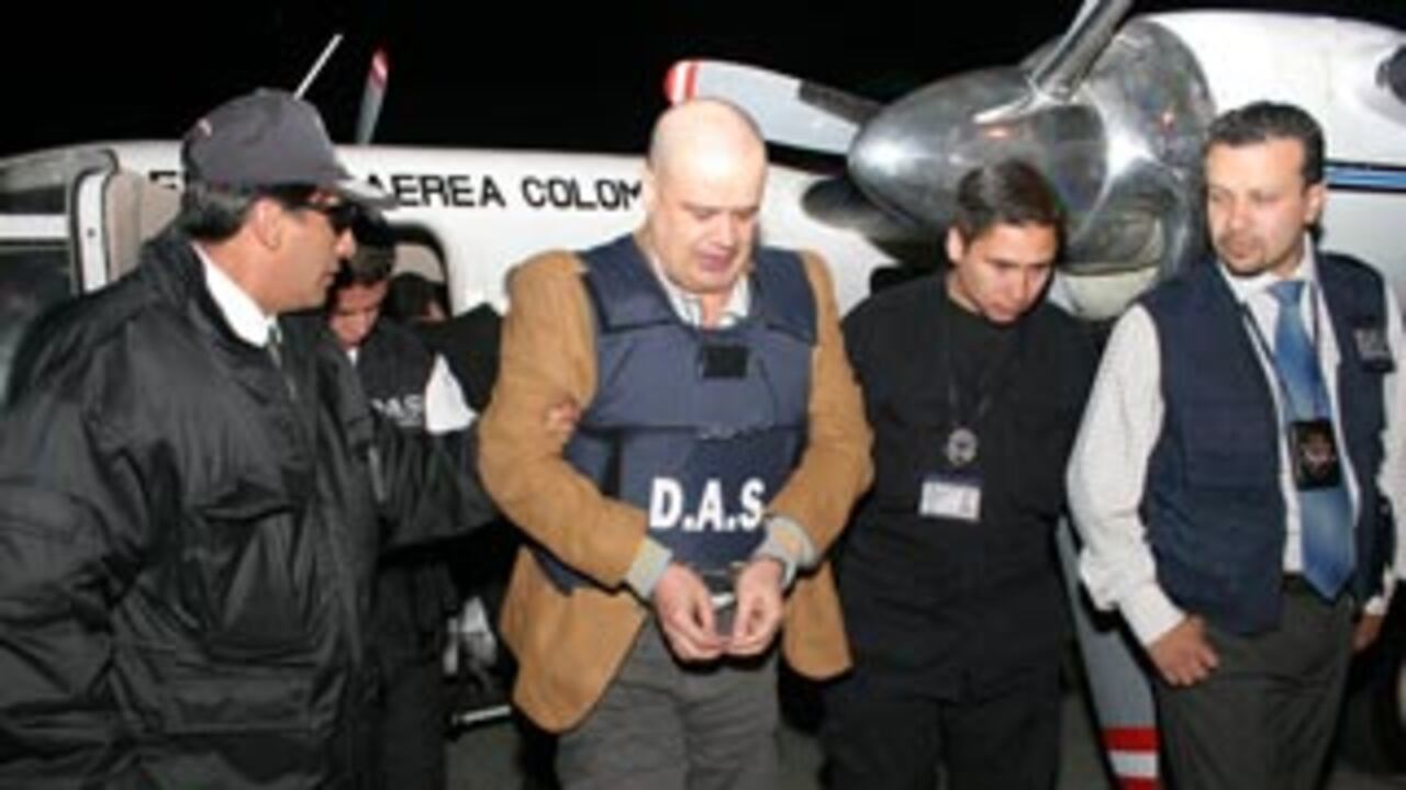 Luis Hernando Gómez Bustamante, alias ‘Rasguño’, no sólo es uno de los duros del Cartel del Norte del Valle sino que además tiene propiedades en Colombia avaluadas en 270 mil millones de pesos. El jueves, detectives del DAS lo recibieron en calidad de deportado y lo trajeron a Bogotá.
FOTO: DAS
