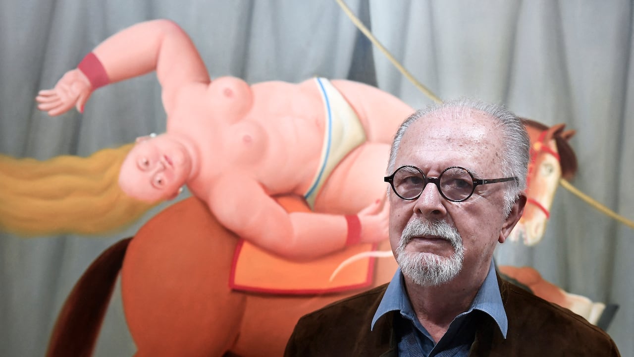 El artista colombiano Fernando Botero posa el 22 de noviembre de 2017 frente a uno de sus cuadros exhibido en el Hotel de Caumont, en Aix en Provence, sur de Francia, como parte de la exposición "Botero, dialog avec Picasso" ("Botero, un diálogo con Picasso").