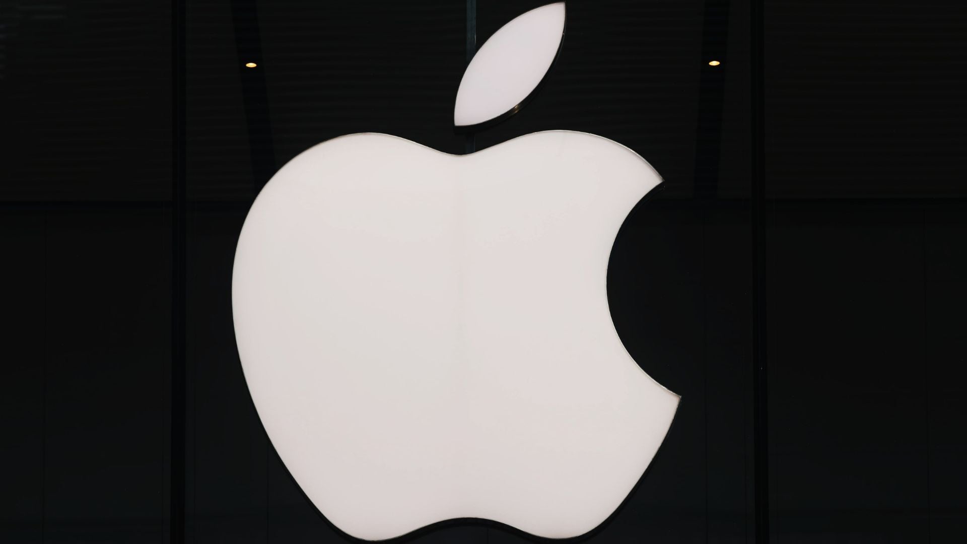 Logo de Apple sobre fondo negro.