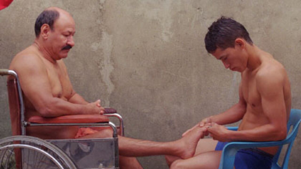 Ramírez, reducido a la labor de vender minutos de celular, cuenta día a día con la ayuda de su esposa y de su hijo.