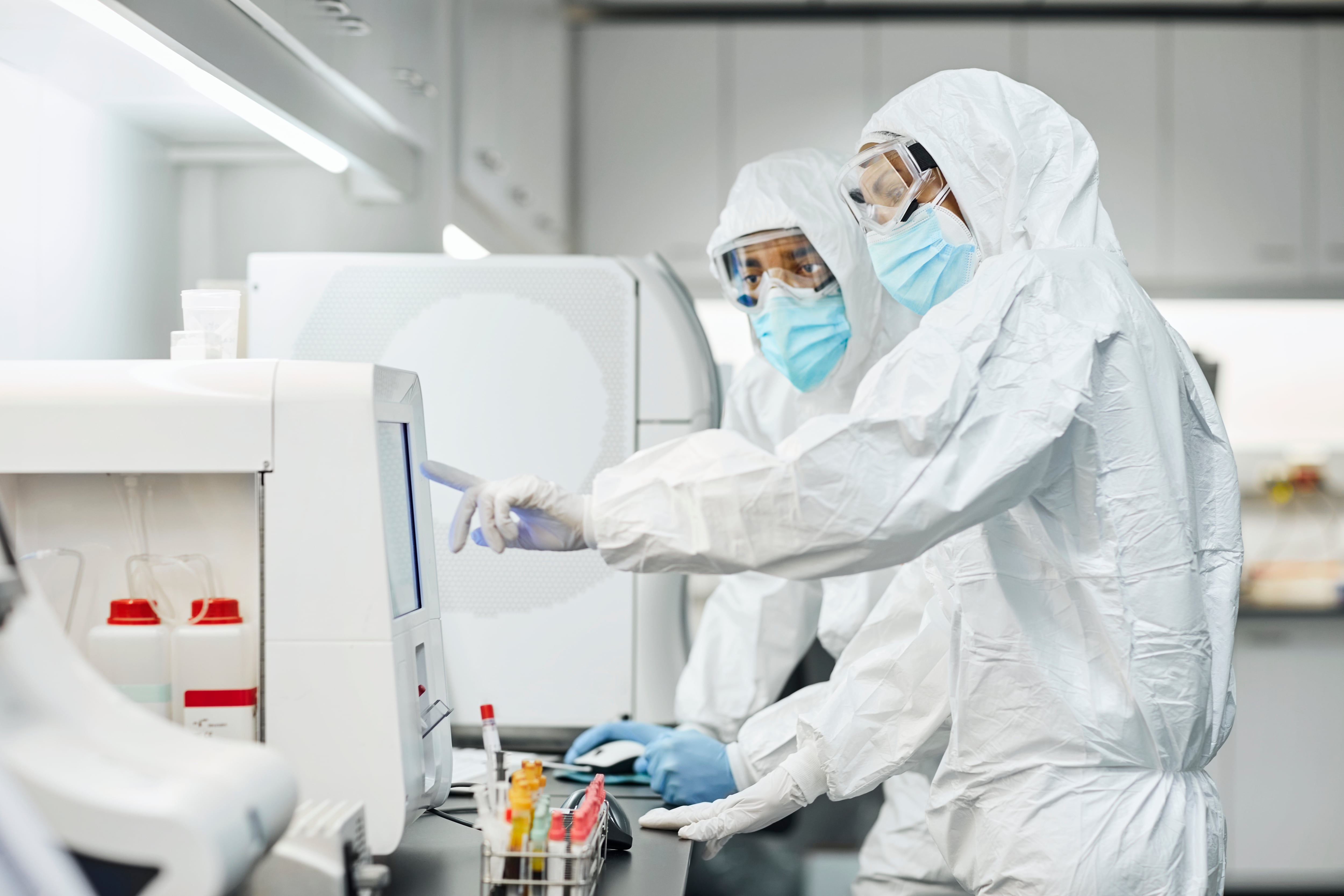 Científicos en un laboratorio. .