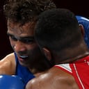 Youness Baalla de Marruecos (rojo) y David Nyika de Nueva Zelanda pelean durante la ronda preliminar de boxeo de los octavos de final de su equipo masculino (81-91kg) durante los Juegos Olímpicos de Tokio 2020 en el Kokugikan Arena de Tokio el 27 de julio de 2021 (Foto de Luis ROBAYO). / AFP)