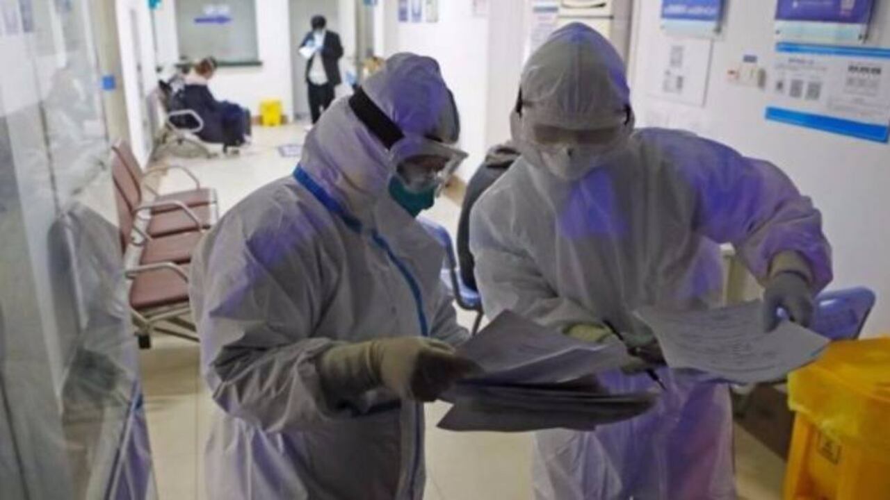 Expertos y científicos de todo el mundo están estudiando a contrarreloj las implicaciones del covid-19. Foto: Getty.