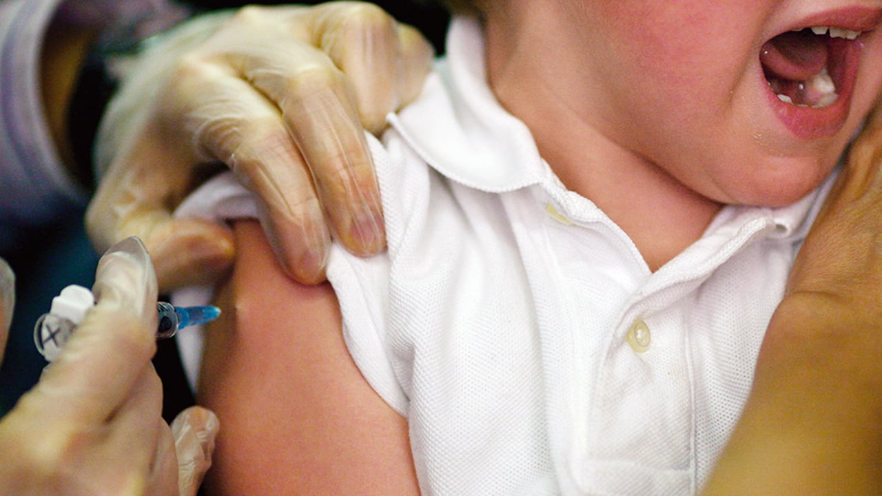 Aún muchos padres de familia se declaran escépticos ante la vacunación en niños de edades muy bajas.