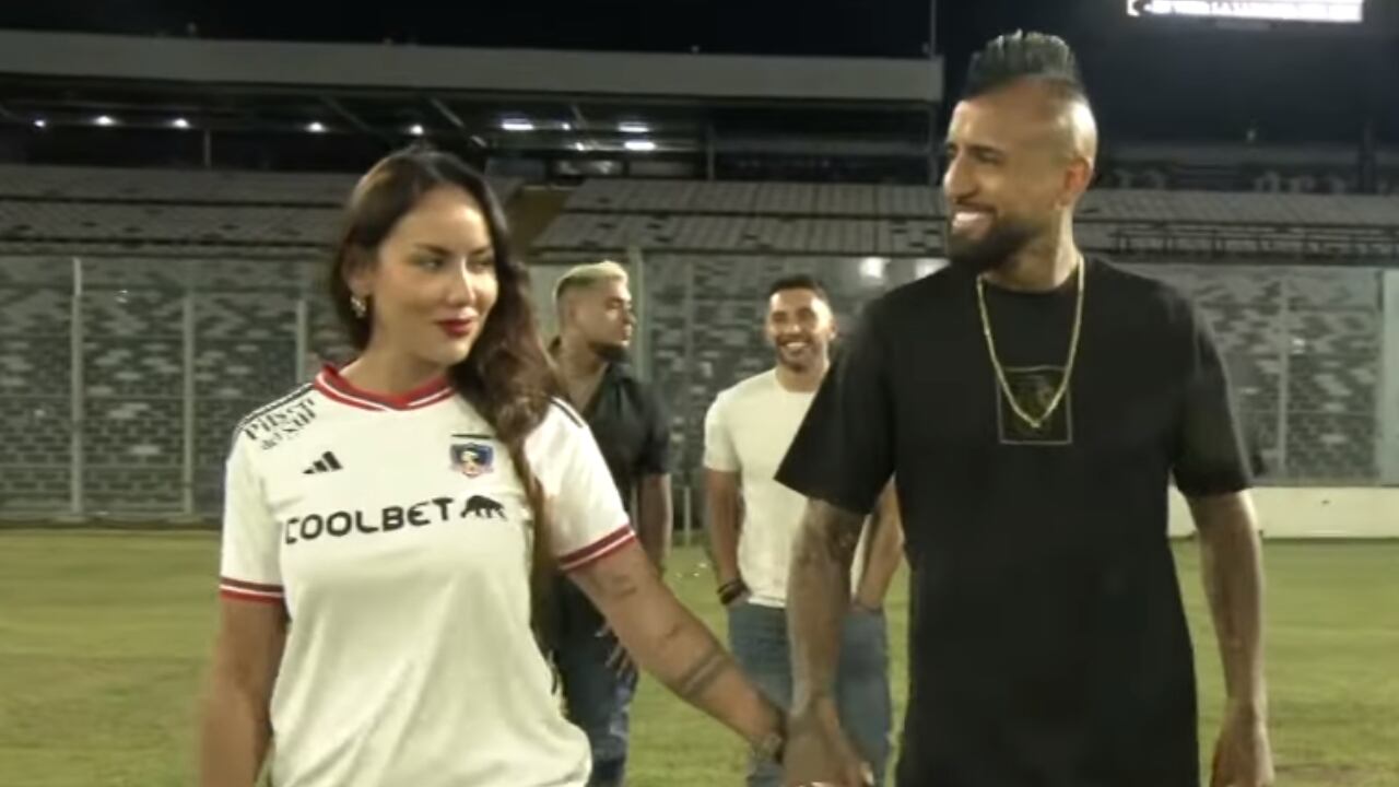 Arturo Vidal y Sonia Isaza sobre el césped del Monumental de Santiago