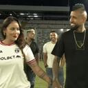 Arturo Vidal y Sonia Isaza sobre el césped del Monumental de Santiago