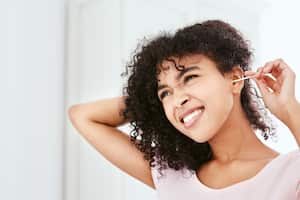 Existen diferentes métodos para llevar de forma adecuada la limpieza en los oídos. Foto: Getty Images.