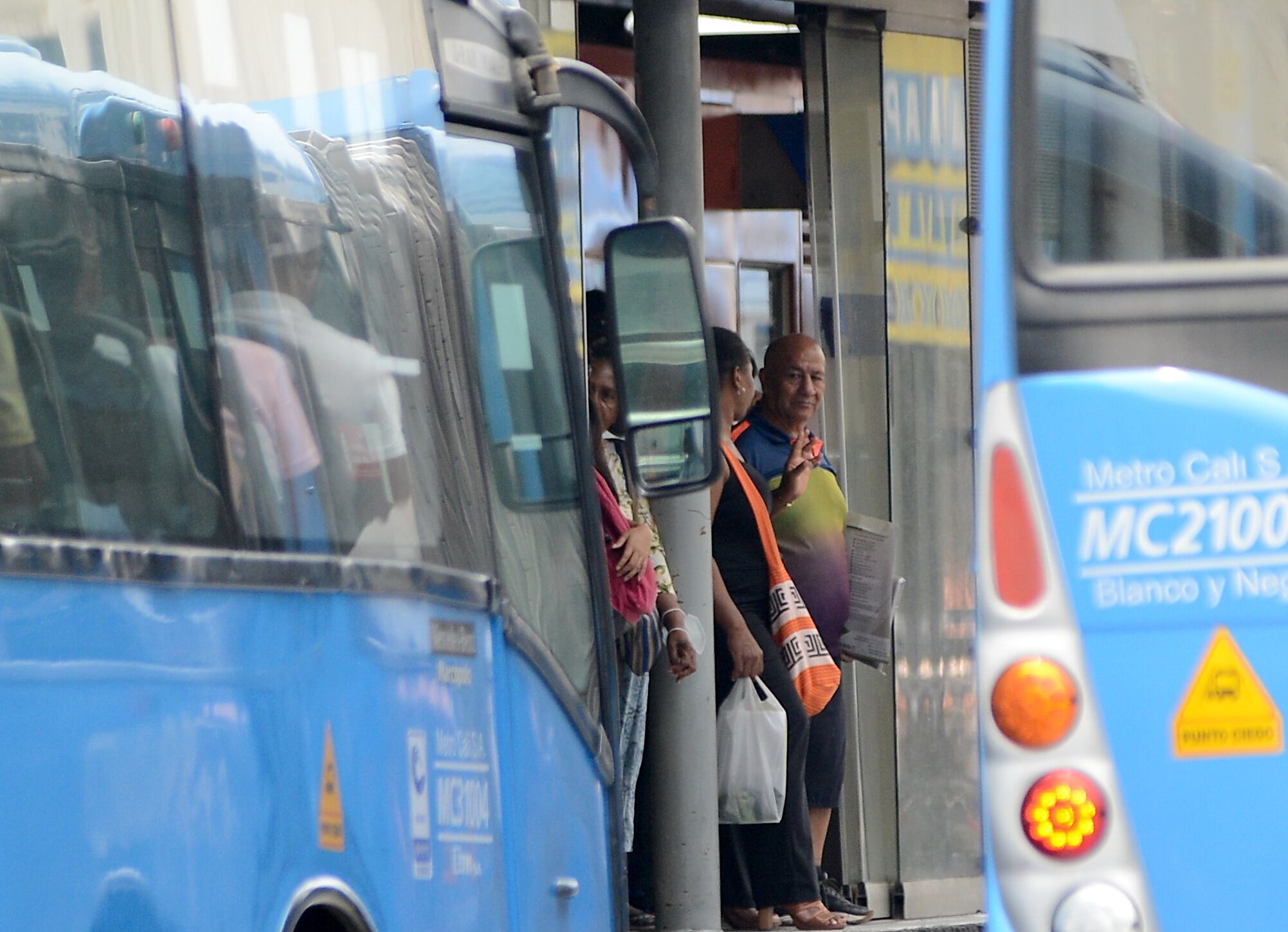 Cali: Polémica por el pago del trasporte masivo  MIO por parte de todo los ciudadanos ante la propuesta del un aporte por medio de la factura de servicios públicos. Foto José L Guzmán. EL País   de Foto José L Guzmán. EL País, sept. 7-23