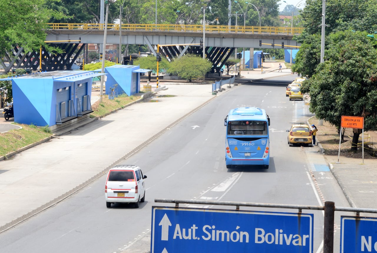 Cali Obras en la Troncal Oriental del Cali Obras en la Troncal Oriental del Masivo Integrado de Occidente (MIO) es la obra de infraestructura más grande del sistema de transporte de Cali, que se construye actualmente sobre la autopista Simón Bolívar. foto José L Guzmán. El País. agosto15-23
