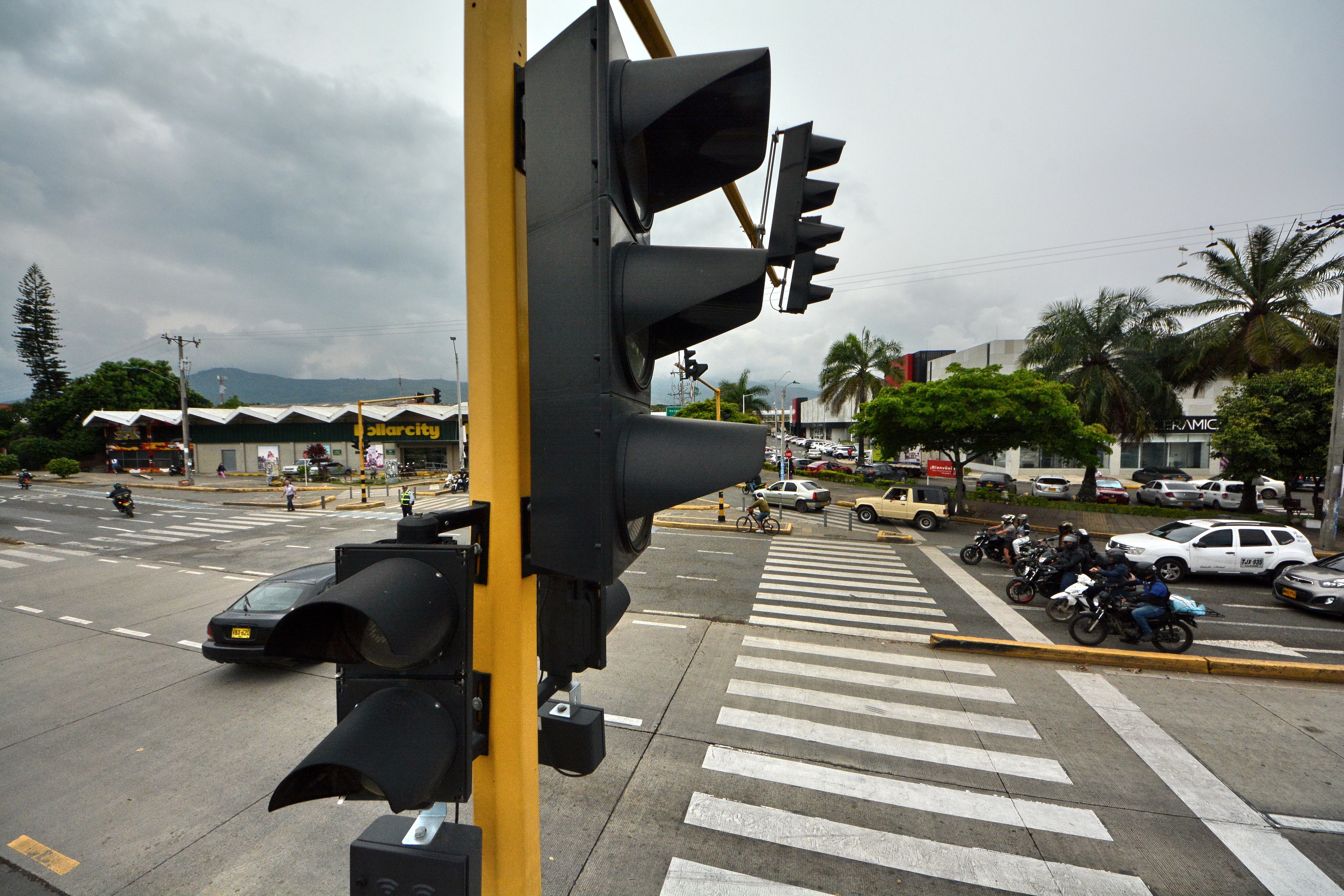 Desde ayer, intersecciones semafóricas están sin servicio. Las causas por lo general son vandalismo, hurto de cableado y conexiones fraudulentas. Esto ha afectado la movilidad y la seguridad vial de la ciudad, como sucede en la carrera 1 con calle 52 y con calle 62. Foto Jorge Orozco.