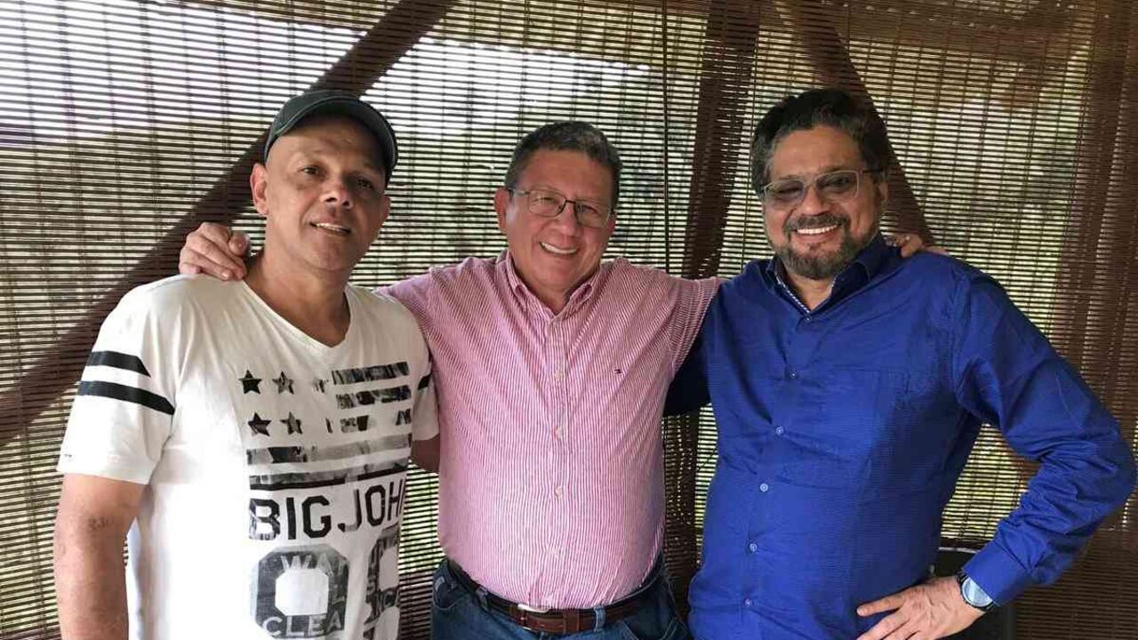 El Paisa, Pablo Catabumbo e Iván Márquez en Miravalle (Caquetá) durante una de las tres visitas que realizó el senador para tratar de convencer al ex jefe del equipo negociador de que se posesionara.