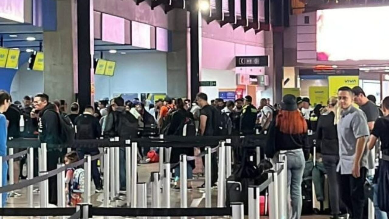 Pasajeros reclaman en el aeropuerto internacional José María Córdova de Rionegro por cancelaciones de Viva Air.