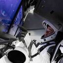 Los astronautas Doug Hurley, en primer plano, y Bob Behnken trabajan en el simulador de vuelo de SpaceX en el Centro Espacial Kennedy en Cabo Cañaveral, Florida, mientras los equipos de SpaceX en Firing Room 4 en Kennedy Space Center y Mission Control de la compañía en Hawthorne, California, junto con los controladores de vuelo de la NASA en Mission Control Houston, realizan una simulación completa de lanzamiento y atraque de la nave espacial Crew Dragon. Foto: SpaceX a través de AP