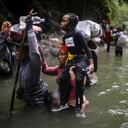 Migrantes haitianos vadean el agua mientras cruzan la región del Darién de Colombia a Panamá con la esperanza de llegar a la frontera sur de Estados Unidos, el martes 9 de mayo de 2023. La imagen fue parte de una serie tomada por los fotógrafos de The Associated Press Iván Valencia, Eduardo Verdugo, Félix Márquez, Marco Ugarte, Fernando Llano, Eric Gay, Gregory Bull y Christian Chávez que ganó el Premio Pulitzer 2024 en Fotografía de Reportaje. (AP Foto/Iván Valencia)