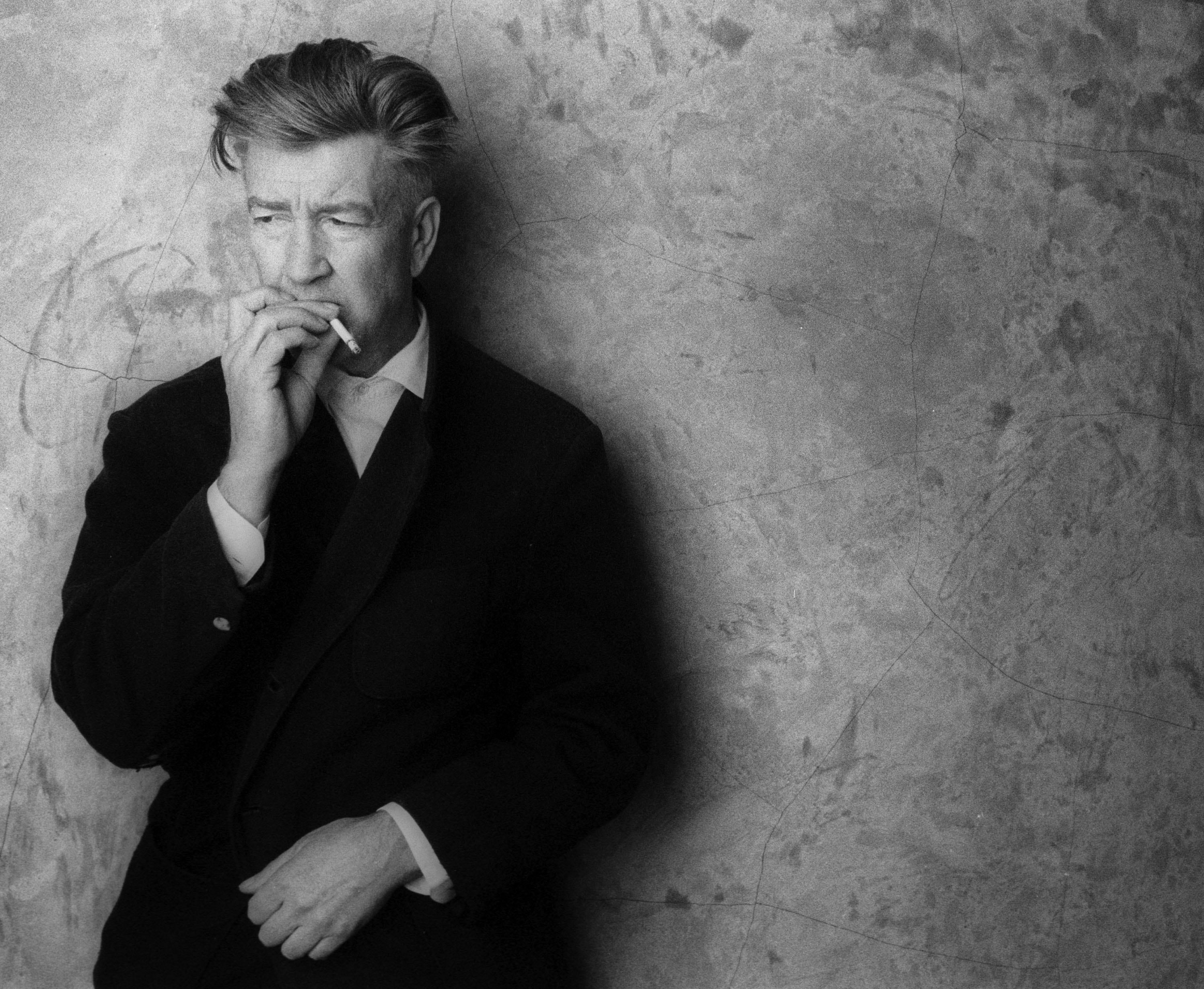 David Lynch en su estudio, el 15 de marzo de 2002, en Hollywood, cuando aún no dejaba el cigarrillo. (Photo by Chris Weeks/WireImage)