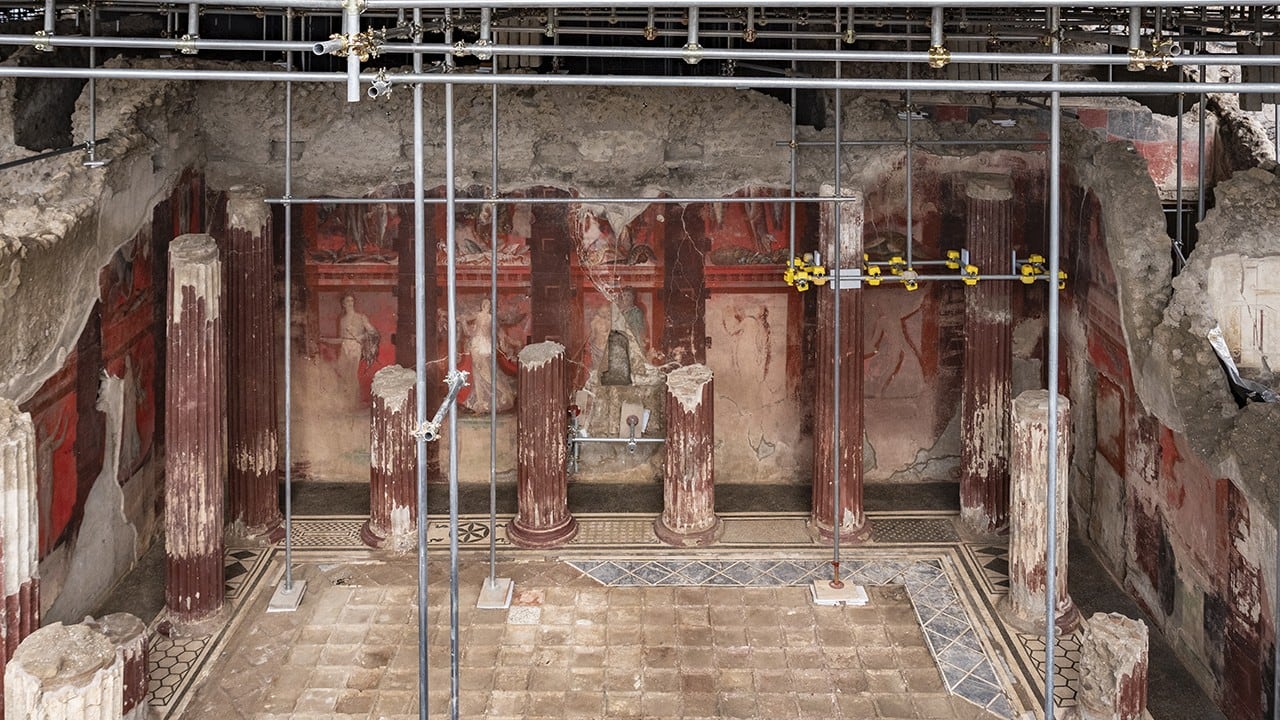 Pompeya, en la Regio IX aparece una sala con frescos de iniciación a los misterios y procesión de Dioniso.