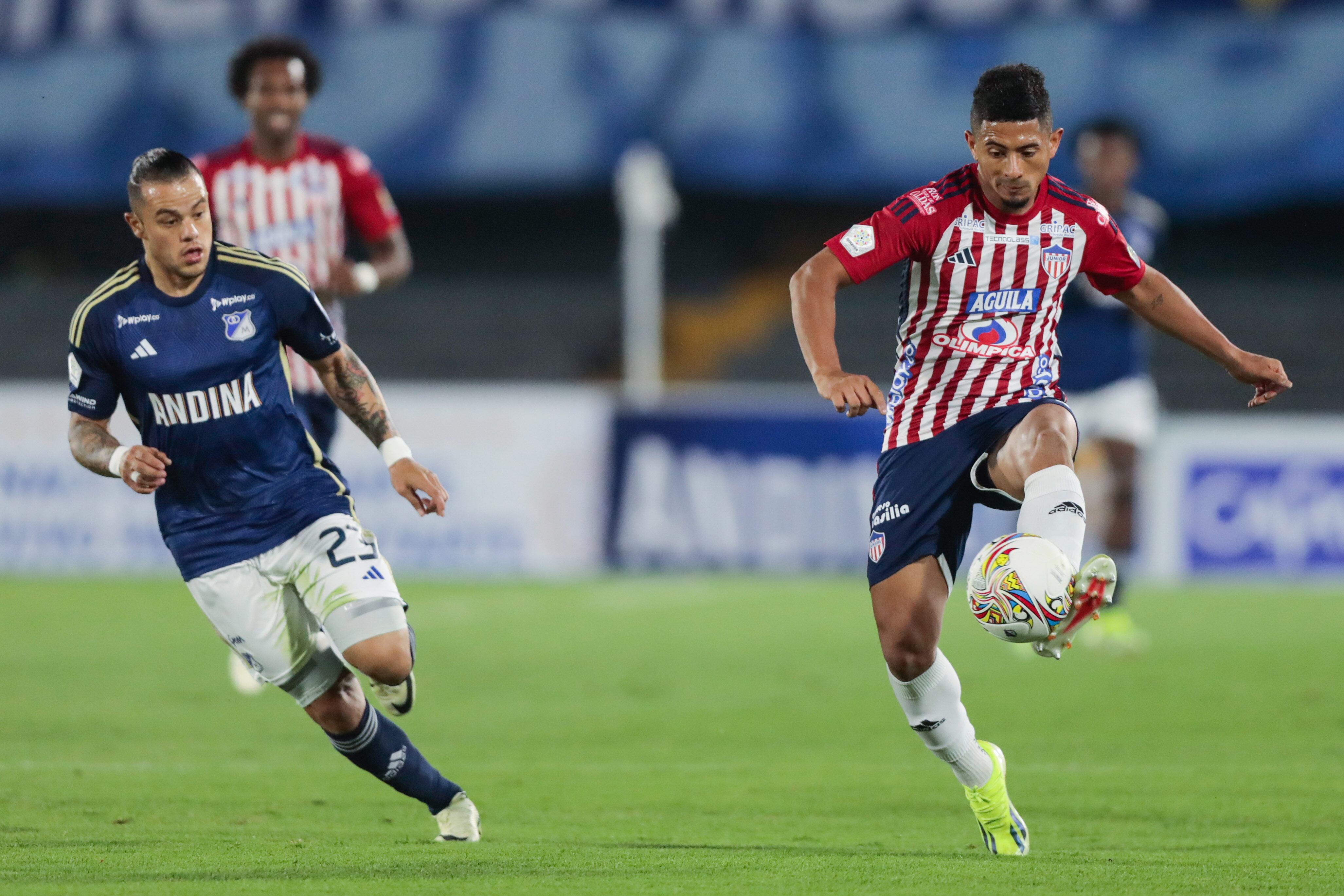 BOGOTA, COLOMBIA - APRIL 17: Edwin Herrera of Junior de Barranquilla controls the ball during a 17th round match between Millonarios F.C and Junior de Barranquilla as part of Primera A tournament at Estadio El Campin on April 17, 2024 in Bogota, Colombia. (Photo by Andres Rot/Getty Images)