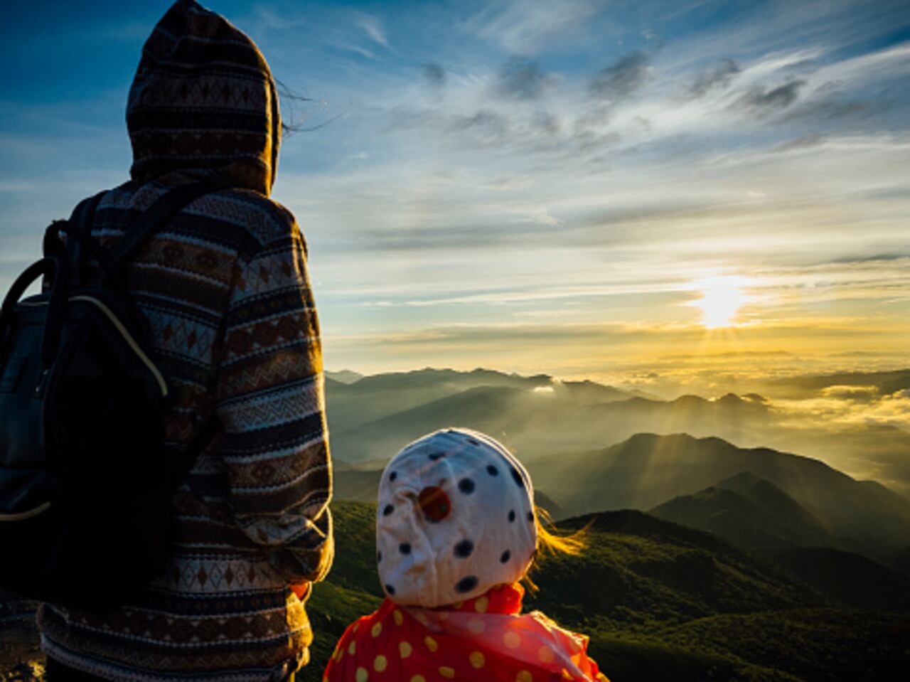 A pesar de que algunos padres han accedido para que vea a los niños, le han prohibido que les revele que él es el padre biológico.