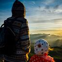 A pesar de que algunos padres han accedido para que vea a los niños, le han prohibido que les revele que él es el padre biológico.