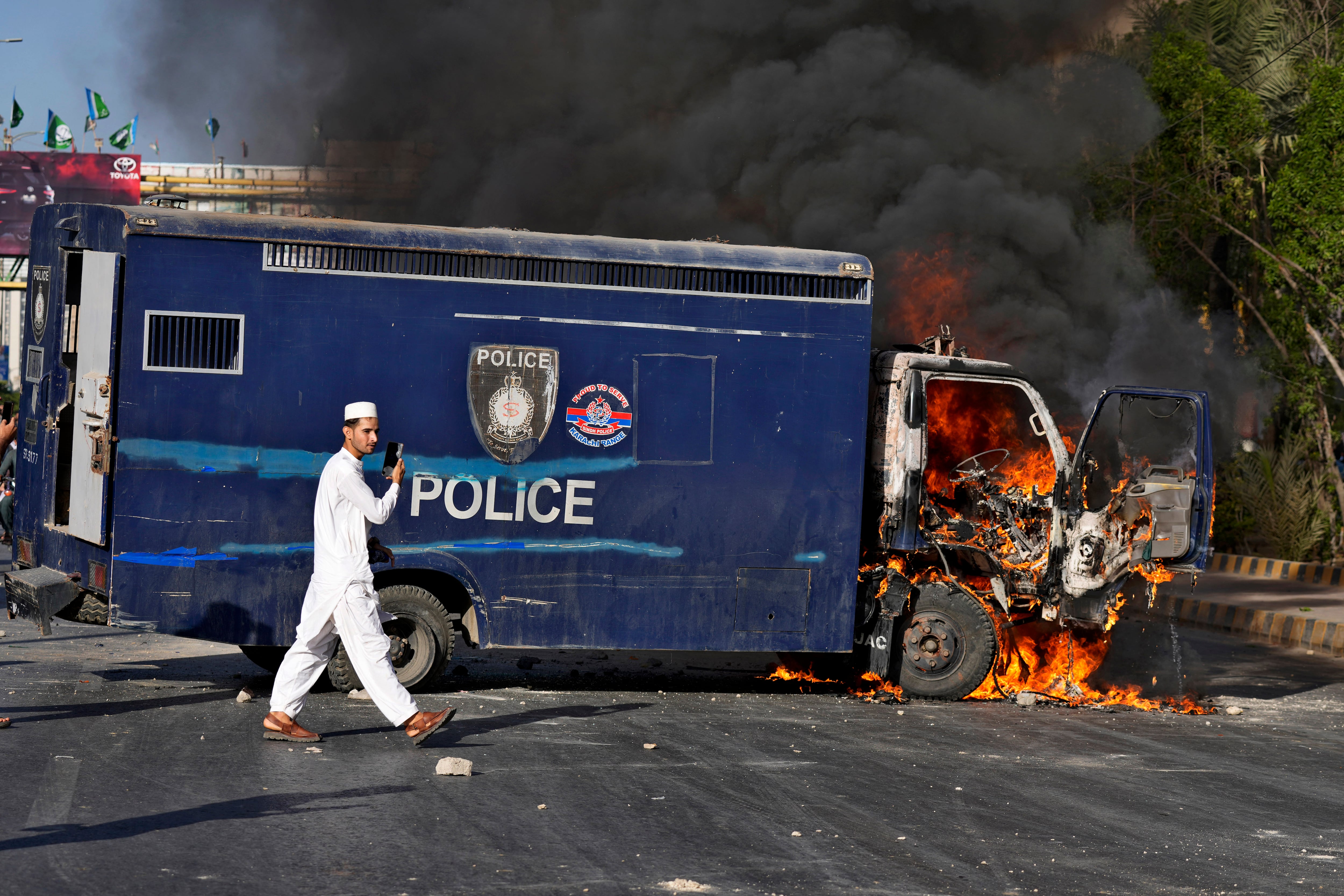 Arresto de Imran Khan desata nueva ola de protestas en Pakistán obliga a despliegue policial y a tomar medidas contra los manifestantes.