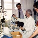 Jean-Claude Chermann (izquierda) y Francoise Barre-Sinoussi (derecha) participaron en la investigación que derivó en el descubrimiento del sida.