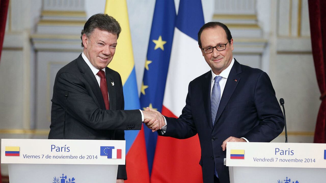 El presidente francés, François Hollande, estrecha la mano de su homólogo Juan Manuel Santos, durante una rueda de prensa en el palacio del Elíseo en París.