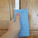 Limpiar una puerta de madera.