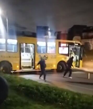 Encapuchados vandalizaron bus del Sitp