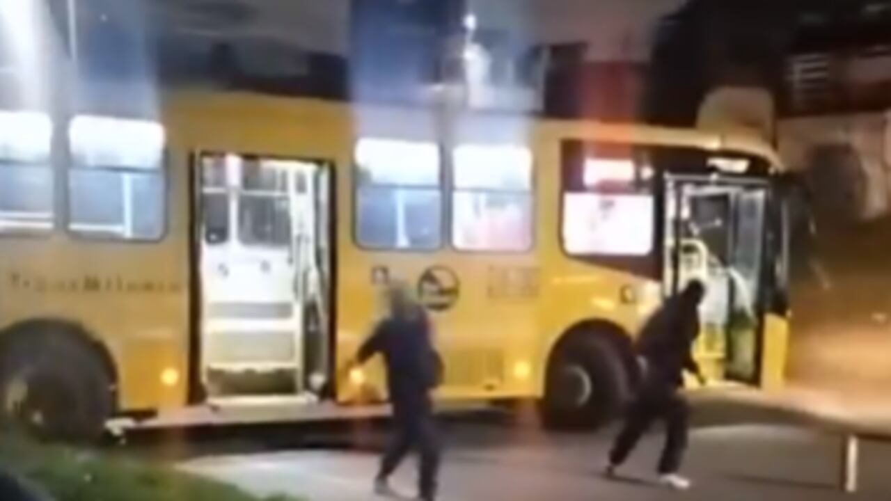 Encapuchados vandalizaron bus del Sitp