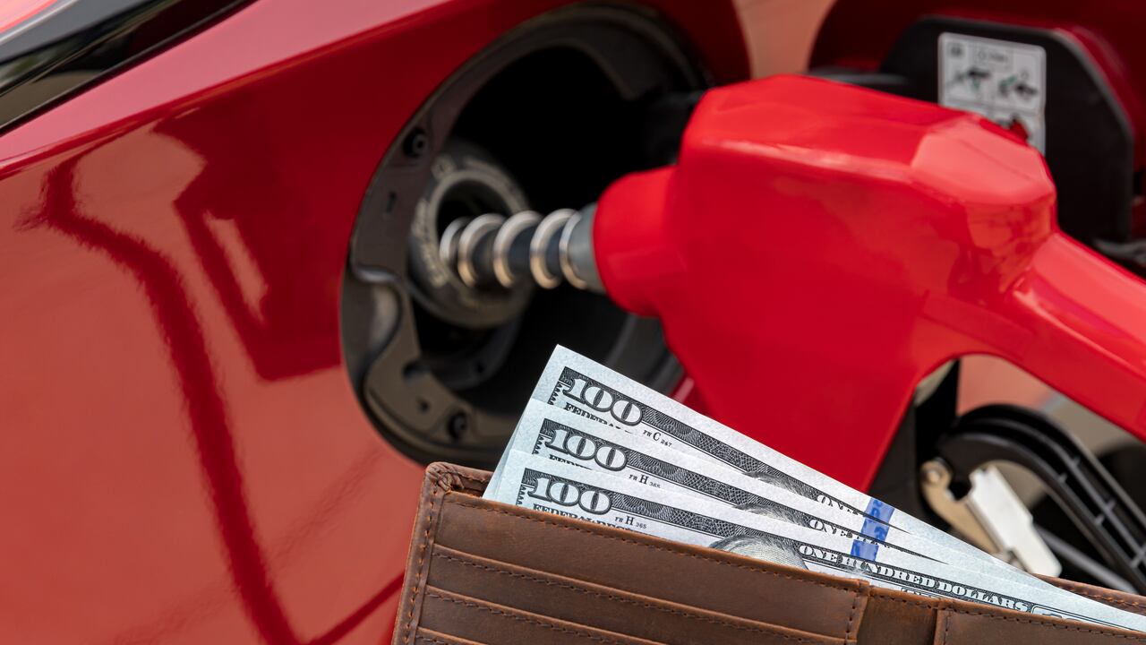 El aumento en el precio de la gasolina afecta el bolsillo de los usuarios.