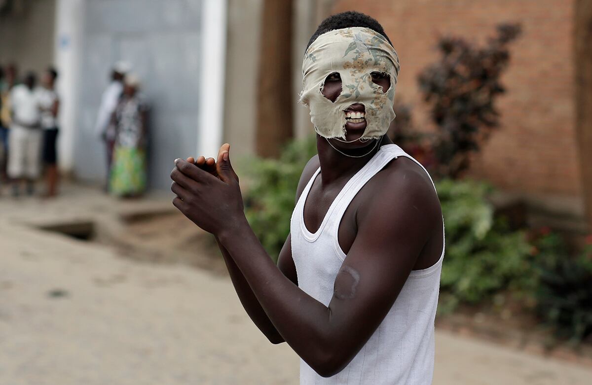 Los manifestantes protestan en Buyumbura ante la intención del presidente Pierre Nkurunzizade de permanecer en el cargo por un tercer mandato, en Burundi. (AP)