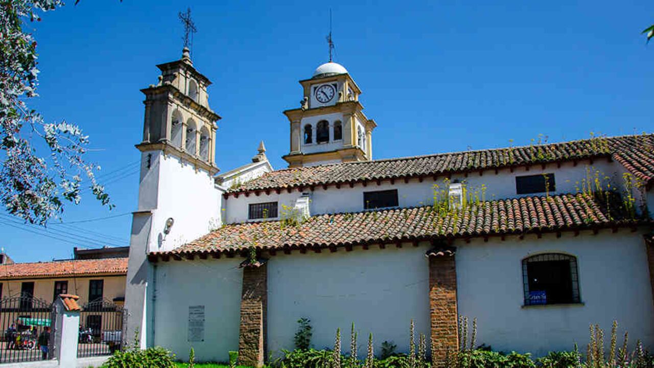 Alrededor de la plaza han vivido personajes célebres como Mariano Ospina Pérez y San Pedro Claver.