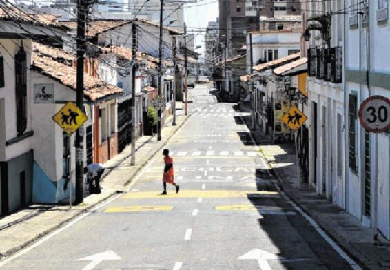 Las restricciones a la movilidad, a través de los toques de queda, la ley seca y los confinamientos, se han convertido en medidas extremas. Pero la indisciplina y la falta de autocuidado, siguen siendo un problema para las autoridades.