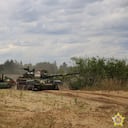 un tanque bielorruso rueda durante las maniobras de una semana con combatientes mercenarios de la compañía militar privada Wagner que se llevarán a cabo en un campo de tiro cerca de la ciudad fronteriza de Brest, Bielorrusia.