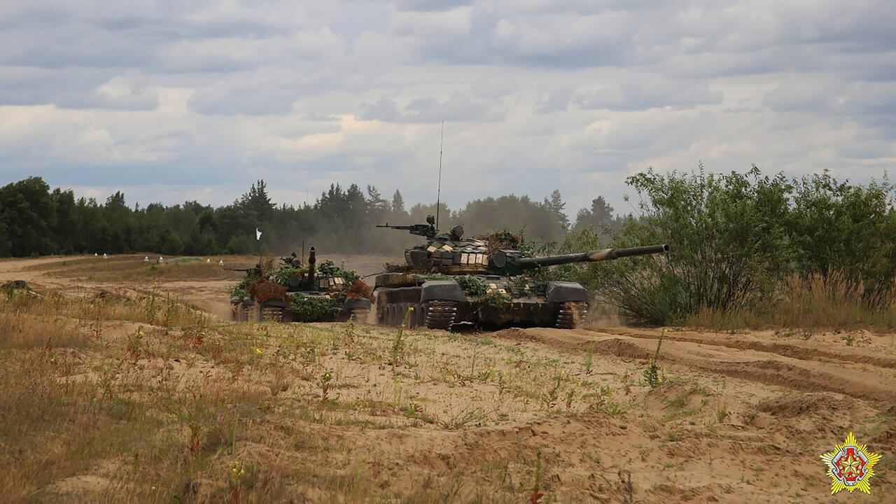 Un tanque bielorruso rueda durante las maniobras de una semana con combatientes mercenarios de la compañía militar privada Wagner que se llevarán a cabo en un campo de tiro cerca de la ciudad fronteriza de Brest, Bielorrusia.