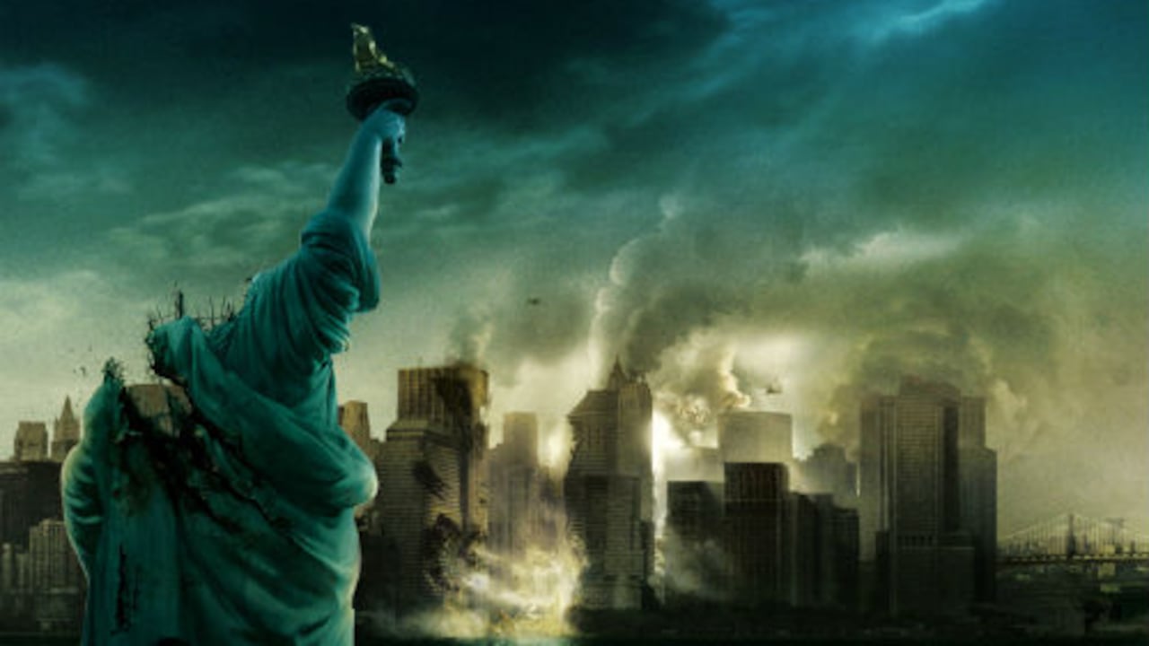 La cinta ' Cloverfield ' tiene como protagonista a seis jóvenes neoyorquinos que una noche asisten a una fiesta de despedida cuando un gigante monstruo alienígena irrumpe sorpresivamente decapitando la Estatua de la Libertad y destruye el Woolworth Building, Time Warner Center, Central Park, Coney Island.