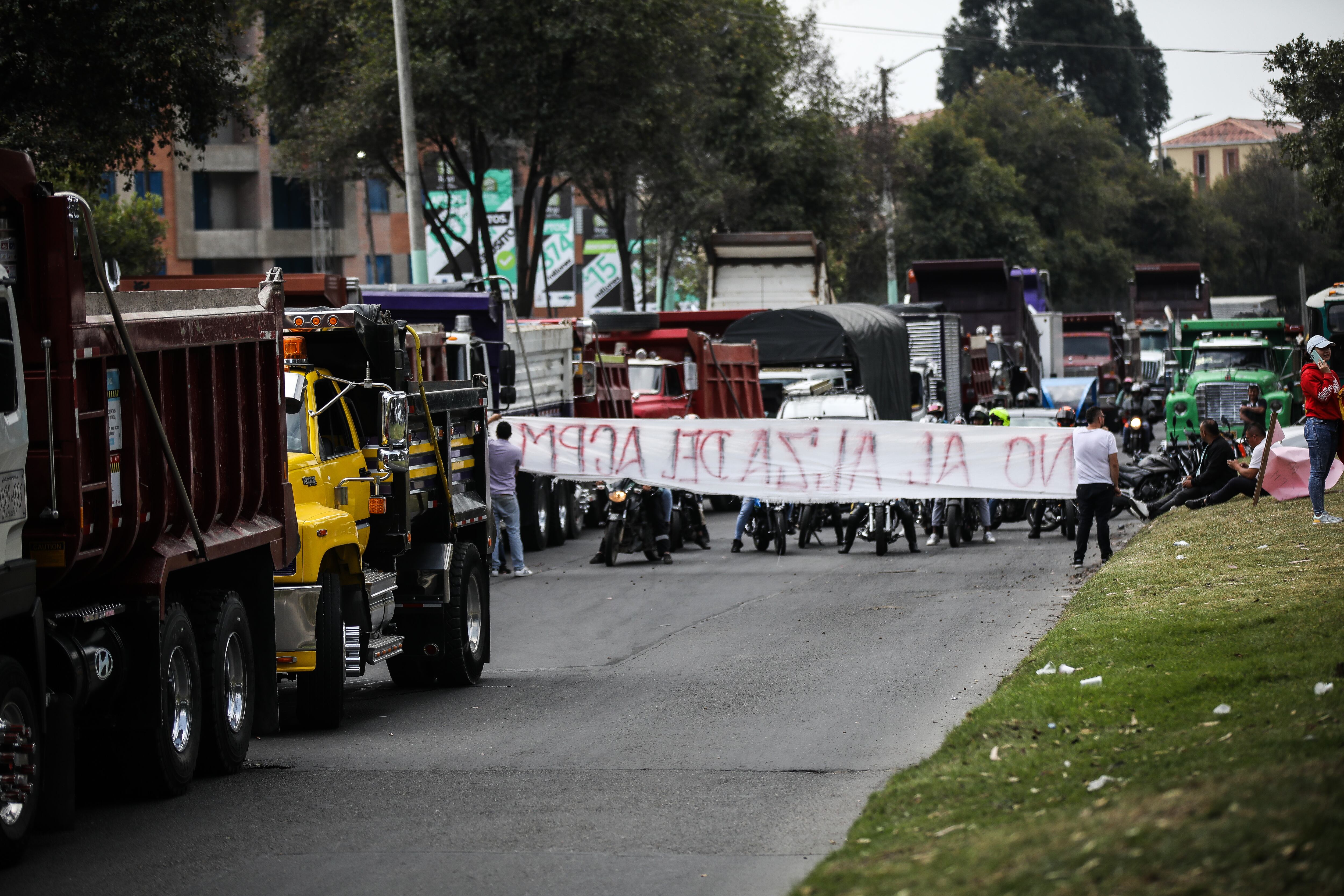 Paro de transportes y camiones en Cra 7 con Calle 170