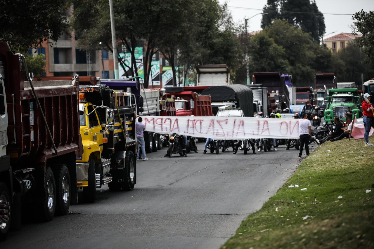 Paro de transportes y camiones en Cra 7 con Calle 170