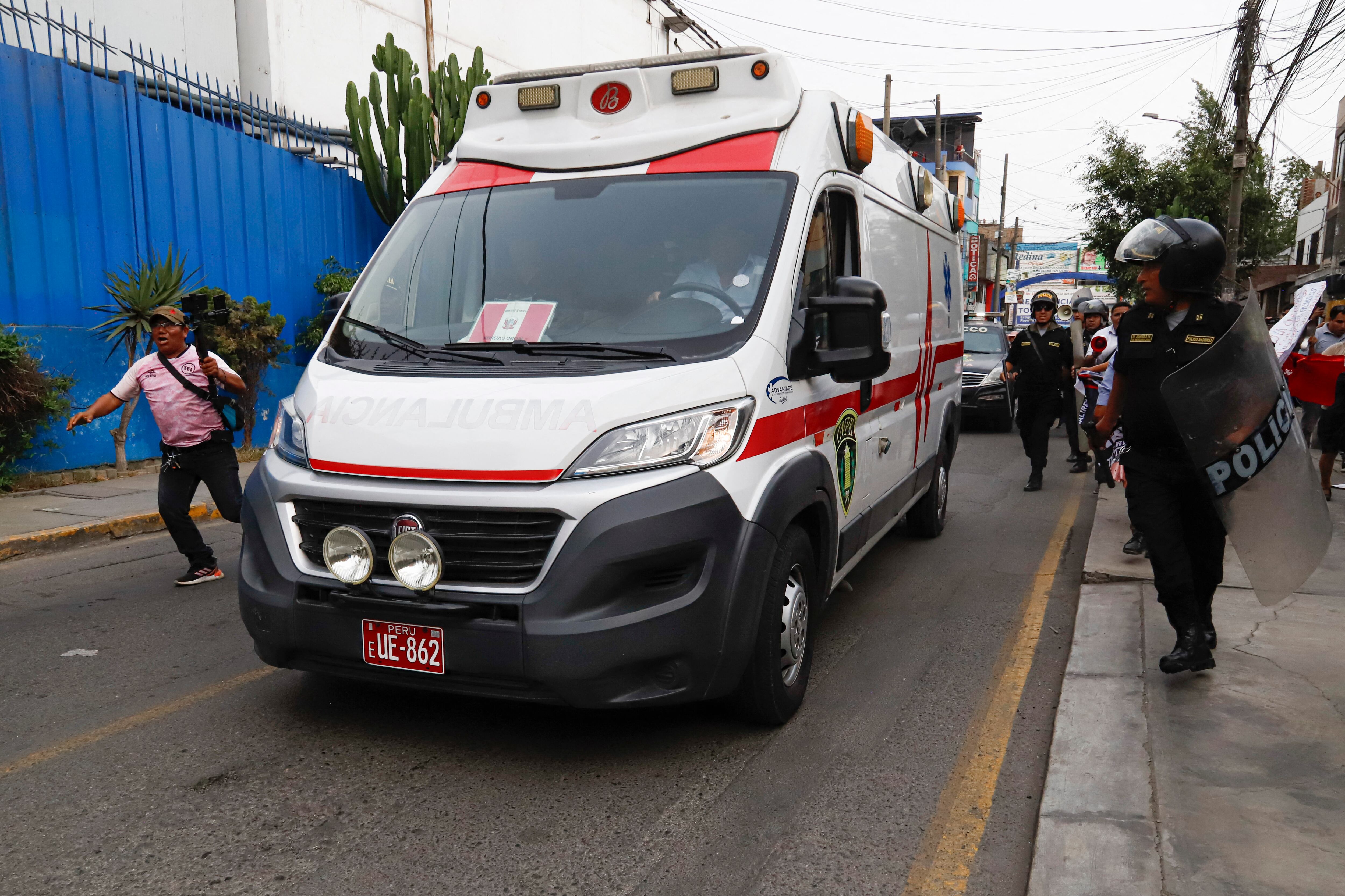 La ambulancia que trasladaba de regreso a prisión al expresidente peruano (2021-2022), Pedro Castillo, sale del hospital donde se encontraba ingresado en Lima el 13 de marzo de 2025.