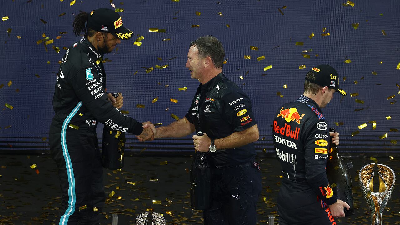 Horner y Hamilton estrechan sus manos en el final de la temporada 2021 en Abu Dhabi