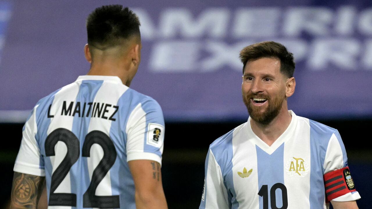 Lautaro Martínez (izq.), festeja su anotación con Lionel Messi, con la que derrotaron a Perú en las Eliminatorias Sudamericanas de la Copa Mundial de la FIFA 2026, en Buenos Aires. (Foto JUAN MABROMATA / AFP)
